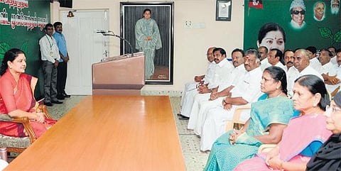 அதிமுக பொதுச் செயலாளர் சசிகலா தலைமையில் எம்.எல்.ஏ.க்கள், எம்.பி.க்கள் ஆலோசனைக் கூட்டம்
