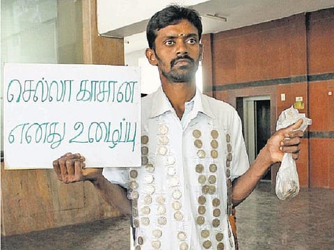 ரூ.10 நாணய மாலை அணிந்து ஆட்சியரிடம் புகார் தெரிவித்த இளைஞர்