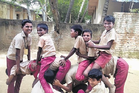 மரபுவழி விளையாட்டுகளை மீட்கும் முயற்சியில் அரசுப் பள்ளி: மாணவர்களுடன் இணைந்து ஆசிரியர்கள் முயற்சி