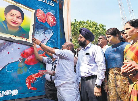 நடுக்குப்பத்தில் ரூ.10 லட்சத்தில் தற்காலிக மீன் சந்தை: அமைச்சர் ஜெயக்குமார் திறந்து வைத்தார்
