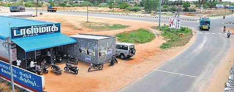 நெடுஞ்சாலை மதுக்கடைகளை அகற்ற அதிகாரிகள் தயக்கம்!- மாற்று வழிகளை யோசிப்பதால் தன்னார்வலர்கள் எதிர்ப்பு