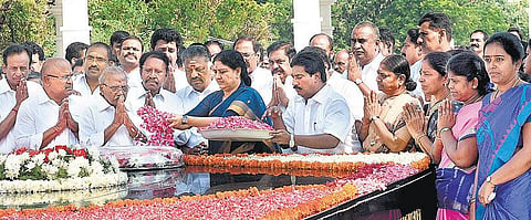 48-வது நினைவு தினத்தை முன்னிட்டு அண்ணா சமாதியில் ஓபிஎஸ், சசிகலா, ஸ்டாலின் அஞ்சலி