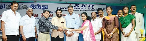 தேர்வு இனிது: படித்த பாடங்களைத் திரும்பத் திரும்ப எழுதிப் பாருங்கள்! - கடந்த ஆண்டு பிளஸ் 2 தேர்வில் சாதனை படைத்த மாணவிகள் அறிவுரை