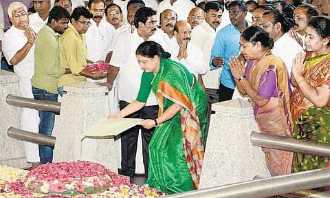 ஜெ. நினைவிடத்தில் சசிகலா அஞ்சலி