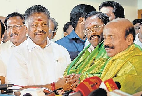 மக்களின் விருப்பப்படி எம்எல்ஏக்கள் செயல்பட வேண்டும்: ஓபிஎஸ்-ஐ சந்தித்த பிறகு பொன்னையன் வேண்டுகோள்
