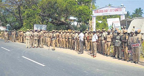 அடுத்தடுத்த பரபரப்புகளால் அனல் பறந்த கூவத்தூர்