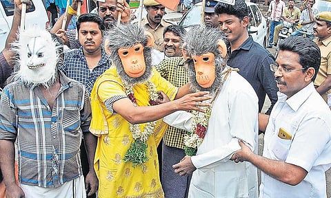 காதலர் தினத்துக்கு எதிர்ப்பு: இந்து இளைஞர் பேரவை நூதன போராட்டம்