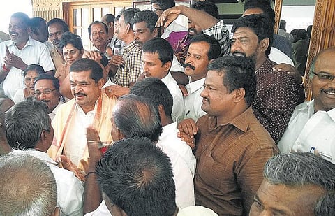 சிங்கம் அமர்ந்த இடத்தில் இவர்களா? - கேள்வி எழுப்பிய ஆறுக்குட்டி எம்.எல்.ஏ.