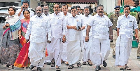 அதிமுக பொதுச் செயலாளர், துணை பொதுச்செயலாளராக சசிகலா, தினகரன் நியமனங்கள் செல்லாது: தேர்தல் ஆணையத்திடம் ஓபிஎஸ் ஆதரவு எம்.பி.க்கள் புகார்