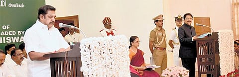 செங்கோட்டையன் உள்ளிட்ட 30 அமைச்சர்களுடன் முதல்வராக எடப்பாடி பழனிசாமி பதவியேற்பு