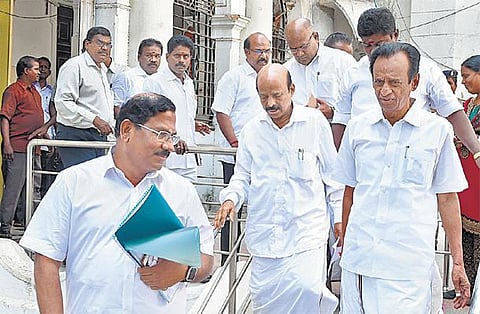 பேரவைத் தலைவர் தனபாலுடன் ஓபிஎஸ் ஆதரவு எம்எல்ஏக்கள் சந்திப்பு: ரகசிய வாக்கெடுப்பு நடத்த கோரிக்கையா?