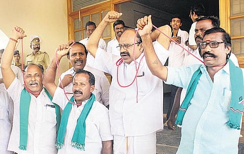 தஞ்சையில் நடைபெற்ற குறைதீர் கூட்டத்திலிருந்து விவசாயிகள் வெளிநடப்பு: சாக்குப்பை அணிந்து வந்ததுடன் தூக்குக் கயிறு மாட்டியபடி போராட்டம்