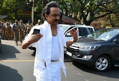 பேரவையில் மைக், நாற்காலி, மேஜைகள் உடைப்பு: திமுக எம்எல்ஏக்கள் குண்டுகட்டாக வெளியேற்றம்
