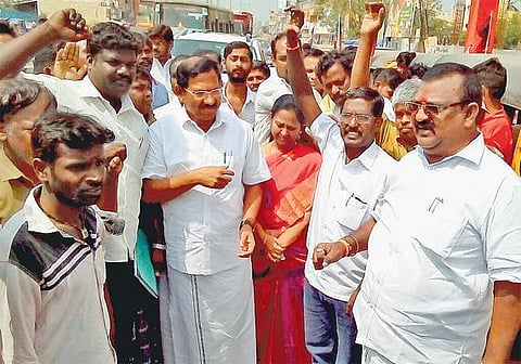 எடப்பாடி பழனிசாமிக்கு எதிராக வாக்களிப்பு: ஆவடி எம்எல்ஏவுக்கு பொதுமக்கள் வரவேற்பு