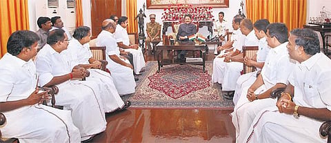 பேரவையில் பெரும்பான்மை வாக்கெடுப்புக்கு முன் எம்எல்ஏக்கள் வெளியேற்றம்: உள்துறைக்கு அறிக்கை அனுப்பினார் ஆளுநர்