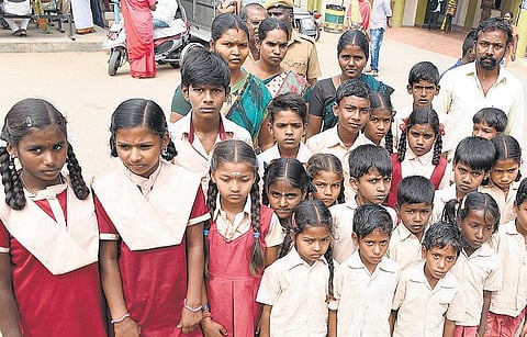 வாகன வசதி இல்லாததால் பள்ளிக்குச் செல்வதில் சிரமம்: கோவை ஆட்சியரிடம் மாணவ, மாணவிகள் மனு