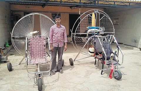 பாராகிளைடரை உருவாக்கி கிராம இளைஞர் சாதனை: கடும் முயற்சிக்கு பின் நிறைவேறிய பறக்கும் கனவு
