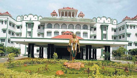 ரகசிய வாக்கெடுப்பு நடத்த உத்தரவிடக்கோரி உயர் நீதிமன்ற கிளையில் தாக்கலான மனு சென்னைக்கு மாற்றம்