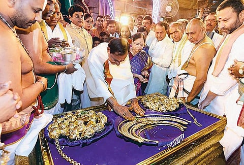 தனி தெலங்கானா உருவானதால் ஏழுமலையானுக்கு ரூ.5.59 கோடி மதிப்புள்ள நகைகள் காணிக்கை: முதல்வர் சந்திரசேகர ராவ் வழங்கினார்
