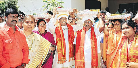 மகா சிவராத்திரியையொட்டி காளஹஸ்தியில் குவியும் பக்தர்கள் :அரசு சார்பில் பட்டு வஸ்திரம் காணிக்கை