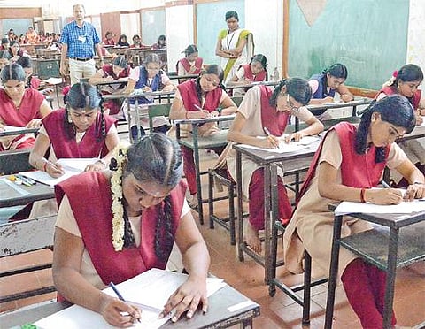 பிளஸ் 2 பொதுத் தேர்வு நாளை தொடங்குகிறது: 9 லட்சம் மாணவ, மாணவிகள் எழுதுகின்றனர்