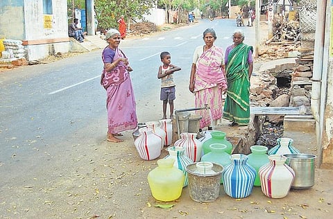 அரசை எதிர்பார்க்காமல் குடிநீர் பிரச்சினைக்கு தற்காலிக தீர்வு கண்ட கிராமம்: சொந்த செலவில் ஆழ்துளை கிணறு அமைத்த மக்கள்