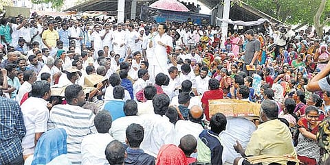 புதுக்கோட்டை மாவட்டம் நெடுவாசலில் எரிவாயு எடுக்கும் திட்டத்துக்கு தடை விதிக்க மத்திய அரசுக்கு தமிழக அரசு அழுத்தம் கொடுக்க வேண்டும்: திமுக செயல் தலைவர் மு.க.ஸ்டாலின் வலியுறுத்தல்