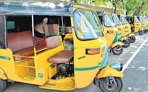 தவற விட்ட நகையை திருப்பி ஒப்படைத்த ஆட்டோ டிரைவருக்கு பாராட்டு