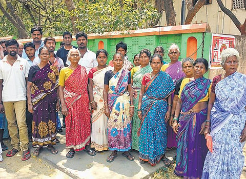 டாஸ்மாக் மதுபான கடையை திறக்க முள்ளுவாடி கிராம மக்கள் எதிர்ப்பு: மாவட்ட ஆட்சியரிடம் கோரிக்கை மனு