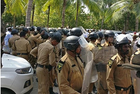 கூவத்தூர் விடுதியில் அதிமுக எம்எல்ஏக்களிடம் விசாரணை மேற்கொண்டதால் வடக்கு மண்டல ஐஜி, எஸ்பி இடமாற்றம்?