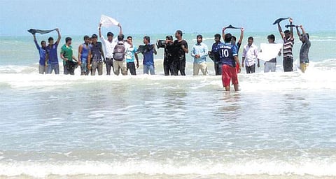 5 மாவட்ட நாட்டுப் படகு மீனவர்கள் வேலைநிறுத்தம்: கடலில் இறங்கி இளைஞர்கள் போராட்டம்