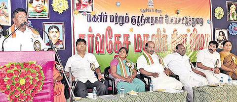 அரசின் அனைத்து திட்டங்களிலும் பெண்களுக்கு சம உரிமை கிடைக்கச் செய்வோம்: மகளிர் தினவிழாவில் முதல்வர் நாராயணசாமி உறுதி