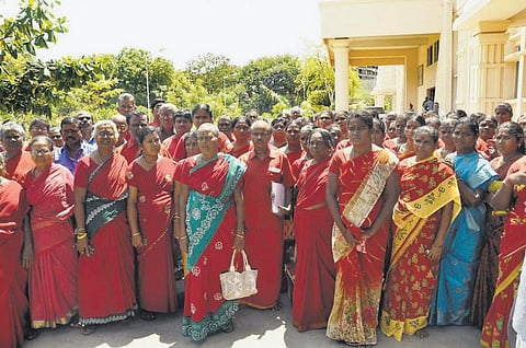 டிராபிக் ராமசாமி மீது பெண் பக்தர்கள் புகார்
