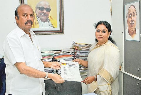 ஆர்.கே.நகரில் போட்டியிட சிம்லா முத்துச்சோழன் விருப்ப மனு