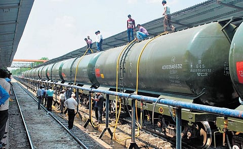 சென்னையில் குடிநீர் பிரச்சினையை சமாளிக்க ரயில் டேங்கர்கள் மூலம் குடிநீர் கொண்டுவரப்படுமா? - தமிழக அரசு முன்கூட்டியே திட்டமிட சமூக ஆர்வலர்கள் வலியுறுத்தல்