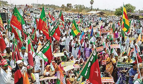 பவானி ஆற்றில் தடுப்பணை கட்டுவதை கண்டித்து தமிழக - கேரள எல்லையில் சாலை மறியல்: 30-க்கும் மேற்பட்ட அமைப்புகள் பங்கேற்பு