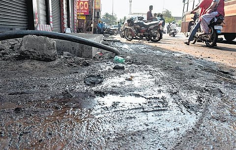 சென்னை அண்ணா சாலையில் கழிவுநீருடன் எண்ணெய் கசிவு வெளியேறியதால் பரபரப்பு