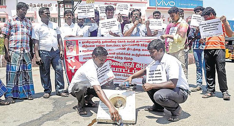 பெப்சி, கோக் ஆலைகளுக்கு தண்ணீர் தர எதிர்ப்பு: நெல்லையில் இளைஞர்கள் ஆர்ப்பாட்டம் - கடையநல்லூரில் மனித சங்கிலி