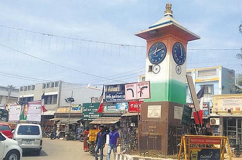 ஸ்ரீபெரும்புதூரில் பராமரிப்பில்லாமல் பரிதாப நிலையில் காமராஜர் திறந்து வைத்த மணிக்கூண்டு: சீரமைக்க பொதுமக்கள் கோரிக்கை