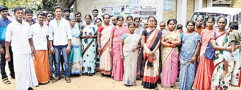 குடியிருப்பு பகுதிகளில் மதுக்கடைகள் திறக்க எதிர்ப்பு: நெல்லையில் பெண்கள் திரண்டு மனு