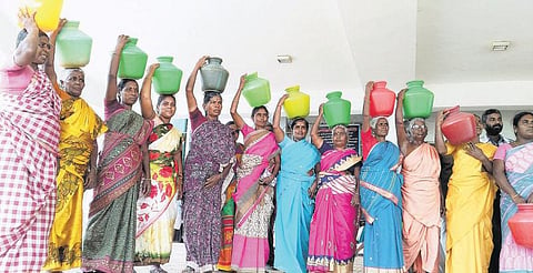 பெருமாநல்லூர் மொய்யாண்டாம்பாளையத்தில் 6 மாதங்களாக குடிநீர் விநியோகம் இல்லை: சிரமப்படுவதாக கிராம மக்கள் குற்றச்சாட்டு