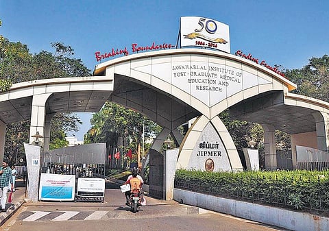 பேராசிரியர்கள், செவிலியர்கள் பணியிடங்களை நிரப்ப வலியுறுத்தி ஜிப்மரில் இன்று கறுப்பு தினம் அனுசரிப்பு