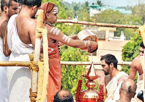 ஆதி சங்கரர் கோயில் கும்பாபிஷேகம்: சிருங்கேரி சுவாமிகள் நடத்தி வைத்தனர்