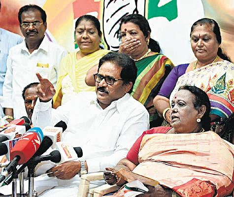 மோடியின் கட்டுப்பாட்டில் ‘இரட்டை இலை’: தமிழக காங்கிரஸ் தலைவர் திருநாவுக்கரசர் குற்றச்சாட்டு
