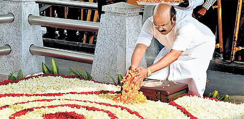 ஜெ. நினைவிடத்தில் பட்ஜெட்டை வைத்த விவகாரம்: அமைச்சர் ஜெயக்குமார் மீது நடவடிக்கை - ஸ்டாலின் உள்ளிட்டோர் வலியுறுத்தல்