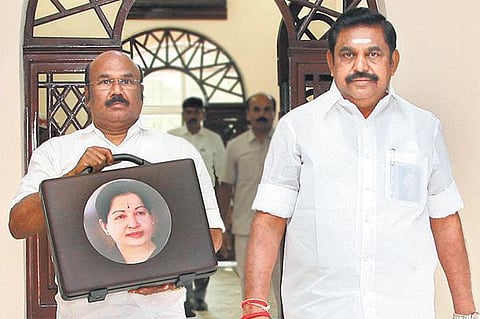 2017-18ம் ஆண்டுக்கான பட்ஜெட்டை தாக்கல் செய்தார் நிதியமைச்சர் ஜெயக்குமார்: புதிய வரிகள், சலுகைகள் அறிவிப்பு இல்லை