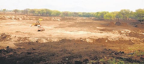 வயலுக்கு வளம் சேர்க்கும் நீர்நிலை வண்டல் மண்