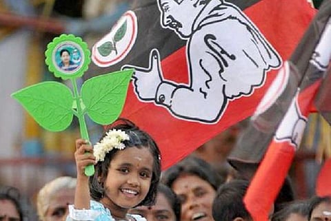 இரட்டை இலை விவகாரம்: ஓபிஎஸ், சசிகலா அணியினர் 22-ம் தேதி ஆஜராக நோட்டீஸ்- தேர்தல் ஆணையம் உத்தரவு