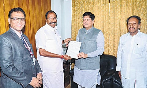 கூடங்குளத்தில் உற்பத்தி செய்யப்படவுள்ள 2 ஆயிரம் மெகாவாட் மின்சாரத்தையும் தமிழகத்துக்கு தர வேண்டும்: மத்திய மின்துறை அமைச்சரிடம் தங்கமணி கோரிக்கை