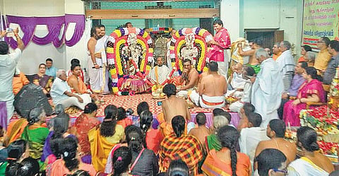 காசியில் காஞ்சி பெரியவர் ஜெயந்தி மஹோத்சவம்: 3 படகுகளில் கங்கையில் தெப்ப உற்சவம்